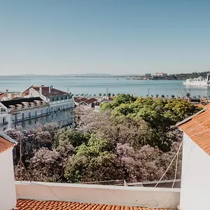 cozy-apartment-river-view.hotels-lisbon-portugal.com/